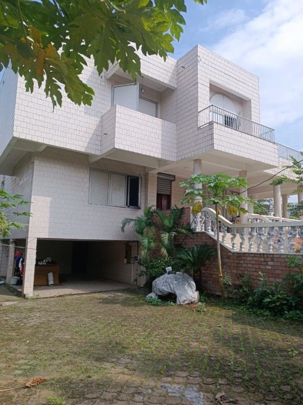 HIGH-END DUPLEX + BASEMENT FOR SALE IN DOUALA AT  SANTA B...